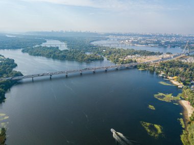 Kiev 'deki Dnieper Nehri ve Kuzey Köprüsü. Güneşli yaz günü, hava aracı manzarası.