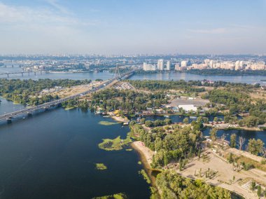Kiev 'deki Dnieper Nehri ve Kuzey Köprüsü. Güneşli yaz günü, hava aracı manzarası.