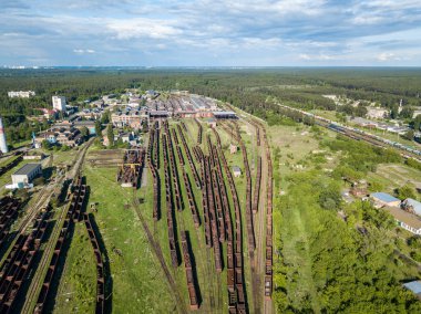İstasyonun demiryolundaki yük trenleri. Hava görünümü.