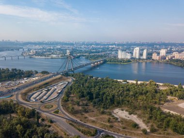 Kiev 'deki Dnieper Nehri ve Kuzey Köprüsü. Güneşli yaz günü, hava aracı manzarası.
