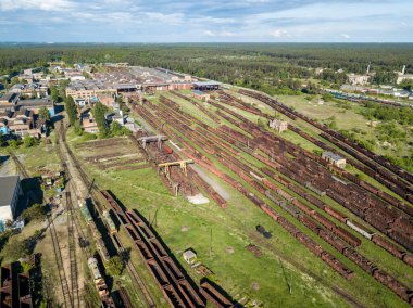 İstasyonun demiryolundaki yük trenleri. Hava görünümü.