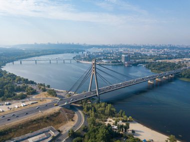 Hava aracı görüntüsü. Kiev 'deki kuzey köprüsü ve Dinyeper nehri açık bir yaz sabahı.