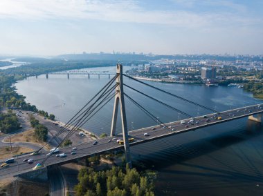 Hava aracı görüntüsü. Kiev 'deki kuzey köprüsü ve Dinyeper nehri açık bir yaz sabahı.