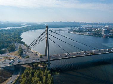 Hava aracı görüntüsü. Kiev 'deki kuzey köprüsü ve Dinyeper nehri açık bir yaz sabahı.