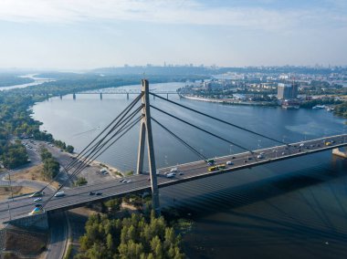 Hava aracı görüntüsü. Kiev 'deki kuzey köprüsü ve Dinyeper nehri açık bir yaz sabahı.