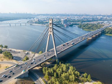 Hava aracı görüntüsü. Kiev 'deki kuzey köprüsü ve Dinyeper nehri açık bir yaz sabahı.