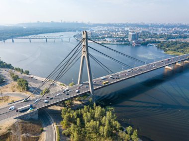 Hava aracı görüntüsü. Kiev 'deki kuzey köprüsü ve Dinyeper nehri açık bir yaz sabahı.