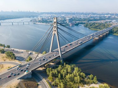 Hava aracı görüntüsü. Kiev 'deki kuzey köprüsü ve Dinyeper nehri açık bir yaz sabahı.