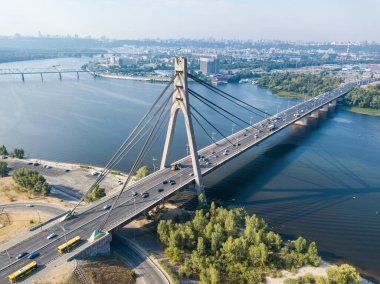 Hava aracı görüntüsü. Kiev 'deki kuzey köprüsü ve Dinyeper nehri açık bir yaz sabahı.