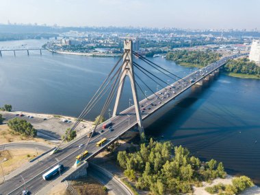 Hava aracı görüntüsü. Kiev 'deki kuzey köprüsü ve Dinyeper nehri açık bir yaz sabahı.