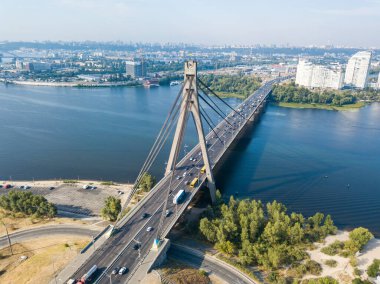 Hava aracı görüntüsü. Kiev 'deki kuzey köprüsü ve Dinyeper nehri açık bir yaz sabahı.