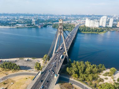 Hava aracı görüntüsü. Kiev 'deki kuzey köprüsü ve Dinyeper nehri açık bir yaz sabahı.