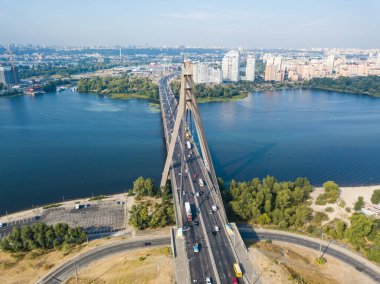 Hava aracı görüntüsü. Kiev 'deki kuzey köprüsü ve Dinyeper nehri açık bir yaz sabahı.