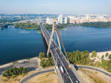 Hava aracı görüntüsü. Kiev 'deki kuzey köprüsü ve Dinyeper nehri açık bir yaz sabahı.