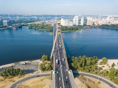 Hava aracı görüntüsü. Kiev 'deki kuzey köprüsü ve Dinyeper nehri açık bir yaz sabahı.