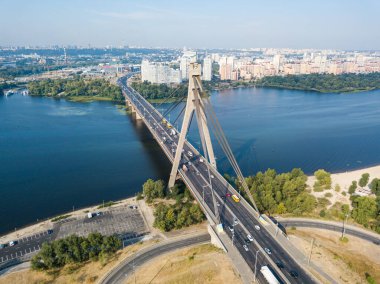 Hava aracı görüntüsü. Kiev 'deki kuzey köprüsü ve Dinyeper nehri açık bir yaz sabahı.