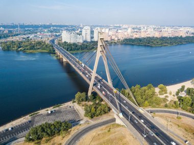 Hava aracı görüntüsü. Kiev 'deki kuzey köprüsü ve Dinyeper nehri açık bir yaz sabahı.