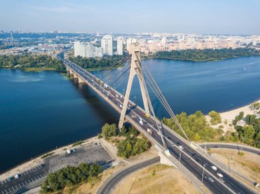 Hava aracı görüntüsü. Kiev 'deki kuzey köprüsü ve Dinyeper nehri açık bir yaz sabahı.