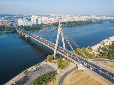 Hava aracı görüntüsü. Kiev 'deki kuzey köprüsü ve Dinyeper nehri açık bir yaz sabahı.