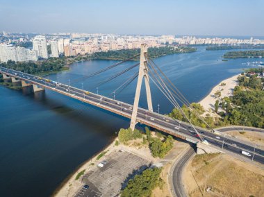 Hava aracı görüntüsü. Kiev 'deki kuzey köprüsü ve Dinyeper nehri açık bir yaz sabahı.