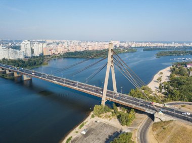 Hava aracı görüntüsü. Kiev 'deki kuzey köprüsü ve Dinyeper nehri açık bir yaz sabahı.