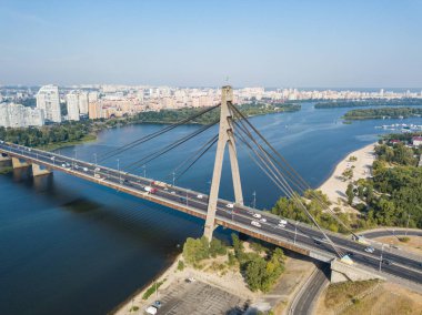 Hava aracı görüntüsü. Kiev 'deki kuzey köprüsü ve Dinyeper nehri açık bir yaz sabahı.