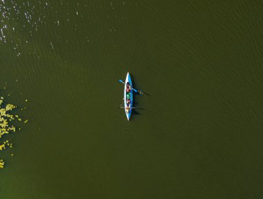 Dinyeper nehrinin yeşil sularında kayık. Hava aracı görünümü.
