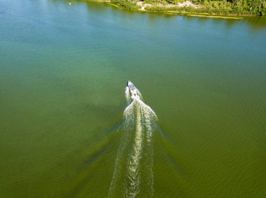 Motorlu tekne Dnipro nehrinde. Güneşli açık bir yaz günü. Hava aracı görünümü.