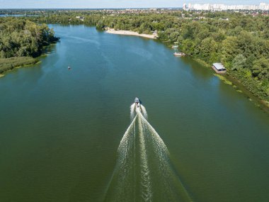 Motorlu tekne Dnipro nehrinde. Güneşli açık bir yaz günü. Hava aracı görünümü.