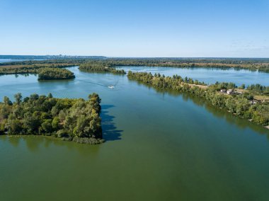Kiev 'deki Dinyeper nehrinin panoramik manzarası. Güneşli açık bir gün. Hava aracı görünümü.