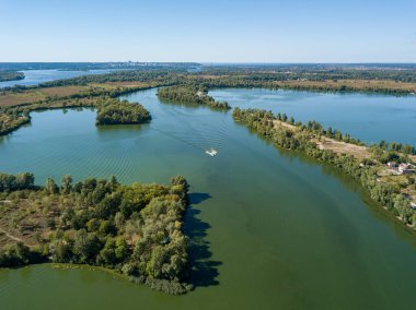 Kiev 'deki Dinyeper nehrinin panoramik manzarası. Güneşli açık bir gün. Hava aracı görünümü.