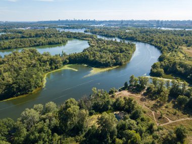 Kiev 'deki Dinyeper nehrinin panoramik manzarası. Güneşli açık bir gün. Hava aracı görünümü.