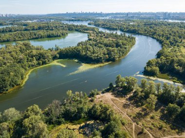 Kiev 'deki Dinyeper nehrinin panoramik manzarası. Güneşli açık bir gün. Hava aracı görünümü.