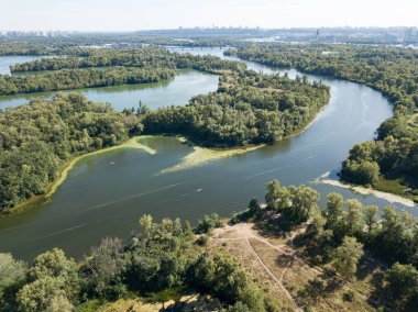 Kiev 'deki Dinyeper nehrinin panoramik manzarası. Güneşli açık bir gün. Hava aracı görünümü.