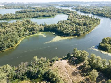 Kiev 'deki Dinyeper nehrinin panoramik manzarası. Güneşli açık bir gün. Hava aracı görünümü.