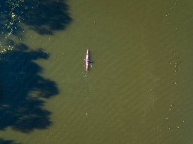 Dinyeper nehrinin yeşil sularında kayık. Hava aracı görünümü.