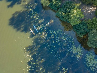 Dinyeper nehrinin yeşil sularında kayık. Hava aracı görünümü.