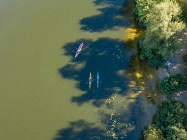 Dinyeper nehrinin yeşil sularında kayık. Hava aracı görünümü.