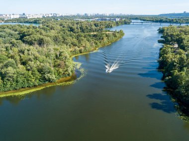 Motorlu tekne Dnipro nehrinde. Güneşli açık bir yaz günü. Hava aracı görünümü.