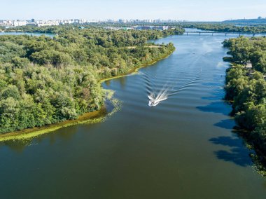 Motorlu tekne Dnipro nehrinde. Güneşli açık bir yaz günü. Hava aracı görünümü.