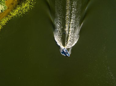 Motorlu tekne Dnipro nehrinde. Güneşli açık bir yaz günü. Hava aracı görünümü.