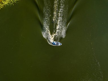 Motorlu tekne Dnipro nehrinde. Güneşli açık bir yaz günü. Hava aracı görünümü.