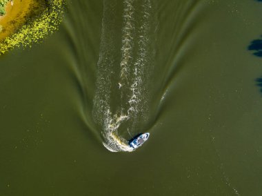 Motorlu tekne Dnipro nehrinde. Güneşli açık bir yaz günü. Hava aracı görünümü.