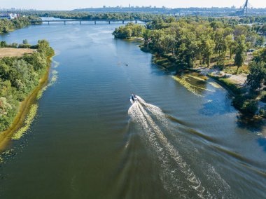 Motorlu tekne Dnipro nehrinde. Güneşli açık bir yaz günü. Hava aracı görünümü.