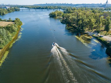 Motorlu tekne Dnipro nehrinde. Güneşli açık bir yaz günü. Hava aracı görünümü.