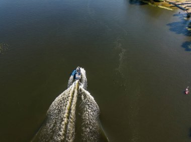 Motorlu tekne Dnipro nehrinde. Güneşli açık bir yaz günü. Hava aracı görünümü.