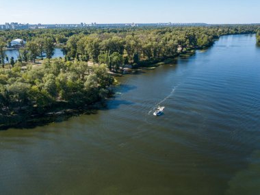 Hava aracı görüntüsü. Kiev 'deki Dinyeper Nehri' ndeki gemi..