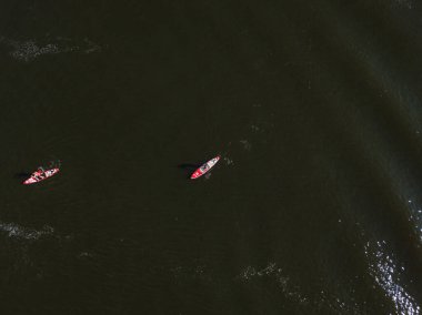 Dinyeper nehrinin yeşil sularında kayık. Hava aracı görünümü.
