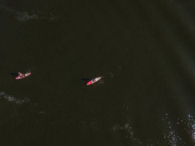 Dinyeper nehrinin yeşil sularında kayık. Hava aracı görünümü.