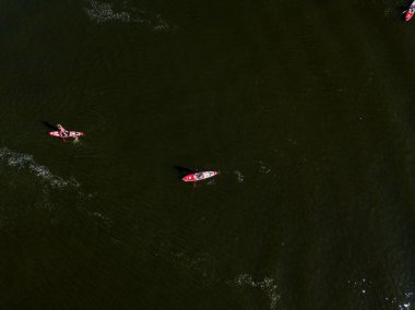 Dinyeper nehrinin yeşil sularında kayık. Hava aracı görünümü.